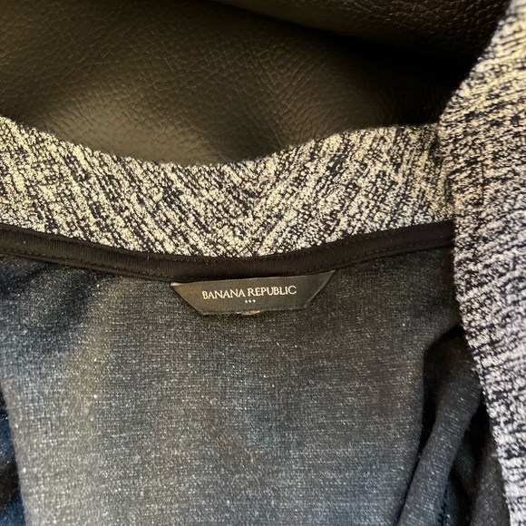 Pre-loved Banana Republic crop tweed jacket. Black and gray shimmery material. - Picture 14 of 14